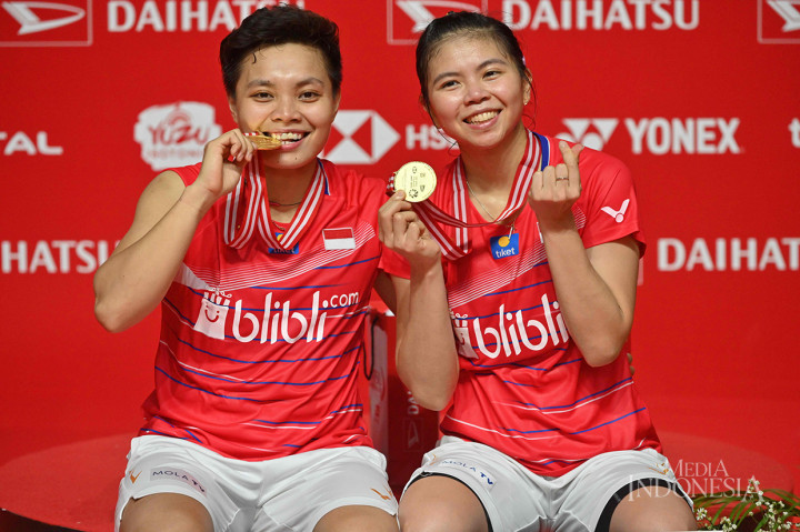 Pebulu tangkis ganda putri Indonesia Greysia Polii/Apriyani Rahayu memegang medali usai menjuarai kejuaraan Daihatsu Indonesia Masters 2020 kategori ganda putri di Istora Senayan, Jakarta.