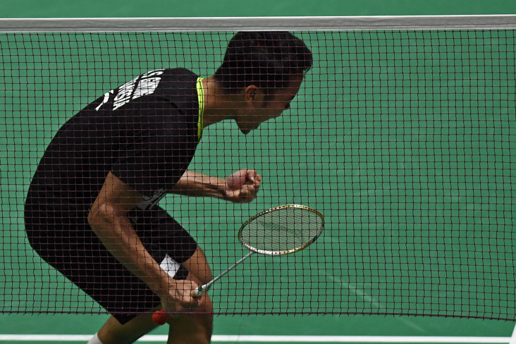 Pebulu tangkis tunggal putra Indonesia Anthony Sinisuka Ginting melakukan selebrasi usai menang melawan pebulu tangkis asal Denmark Anders Antonsen dalam pertandingan babak final Daihatsu Indonesia Masters 2020 di Istora Senayan, Jakarta. Antara Foto/Aditya Pradana Putra