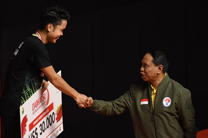 Pebulu tangkis tunggal putra Indonesia Anthony Sinisuka Ginting (kiri) bersalaman dengan Menteri Pemuda dan Olahraga Zainudin Amali usai menerima medali dalam babak final Daihatsu Indonesia Masters 2020 di Istora Senayan, Jakarta. Antara Foto/Aditya Pradana Putra