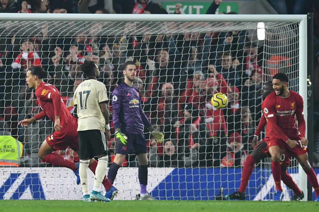 Van Dijk mencatatkan namanya di papan skor saat laga memasuki menit 15. 
