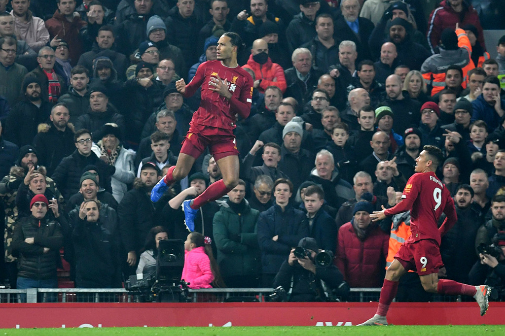 Pemain Liverpool Van Dijk melakukan selebrasi usai mencetak gol ke gawang Manchester United (MU).