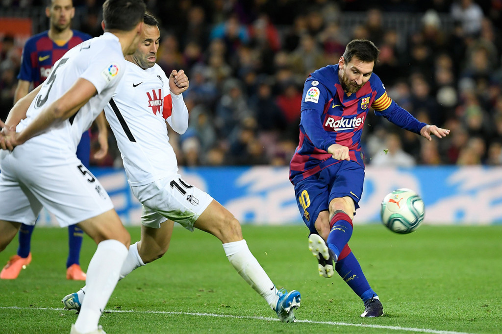 Barcelona menundukkan Granada dengan skor tipis 1-0. Satu-satunya gol yang lahir di laga ini datang dari Lionel Messi pada menit 76.