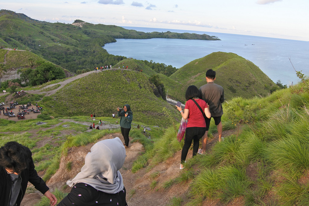Sejumlah wisatawan menikmati matahari terbenam (sunset) di kawasan wisata Bukit Silvia, Labuan Bajo, Manggarai Barat, NTT. 