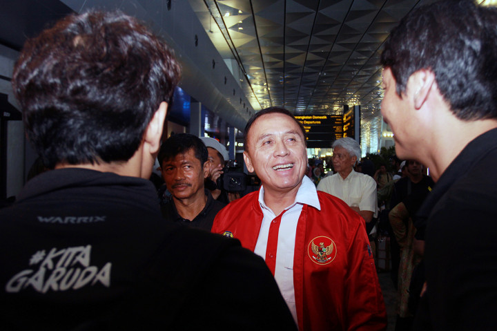 Ketua Umum PSSI Mochammad Iriawan (tengah) berbincang dengan Pelatih kepala Shin Tae-Yong saat melepas keberangkatan para pemain Timnas Usia 19 yang akan berlatih ke Thailand di Bandara Soekarno Hatta, Tangerang, Banten.