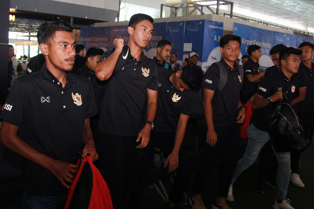Para pemain Timnas Usia 19 bersiap meninggalkan tanah air untuk berlatih ke Thailand dari Bandara Soekarno Hatta, Tangerang, Banten.