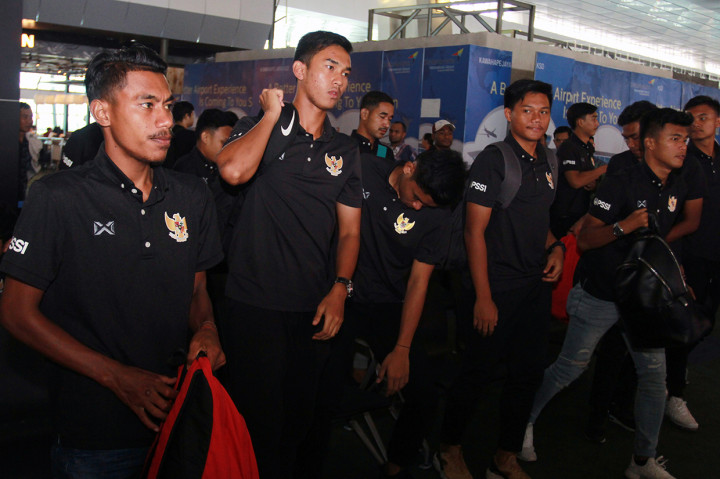 Para pemain Timnas Usia 19 bersiap meninggalkan tanah air untuk berlatih ke Thailand dari Bandara Soekarno Hatta, Tangerang, Banten.