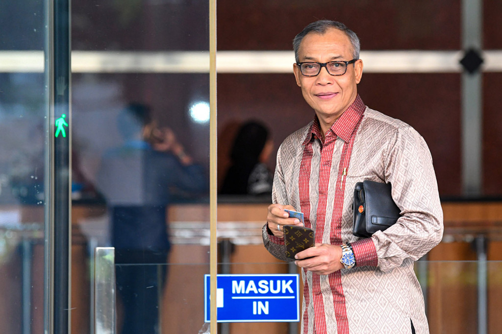 Selain Nyoman Wirya Adnyana, tiga saksi lainnya yang dipanggil yaitu mantan Direktur SDM PT Waskita Karya Bambang Esti Marsono, mantan Direktur Sungai dan Pantai Kementerian PUPR Pitoyo, dan karyawan BUMN Ferialdy Noerlan.