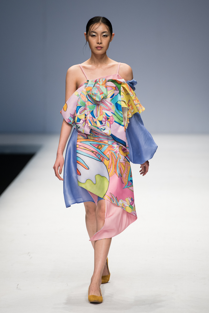 Permainan warna pastel dengan lengan terbuka asimetris di acara China Graduate Fashion Week 2019 - School of Arts of Soochow University, Runway, 15 Mei 2019, di Beijing, China. (Foto: Zhangjin_net / Shutterstock.com)