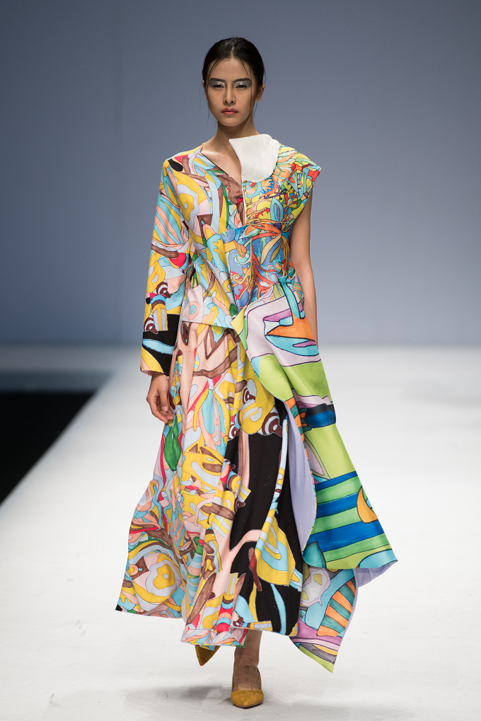 Paduan warna pastel dengan aneka warna terang berupa dress panjang berkesan mewah di acara China Graduate Fashion Week 2019 - School of Arts of Soochow University, Runway, 15 Mei 2019, di Beijing, China. (Foto: Zhangjin_net / Shutterstock.com)