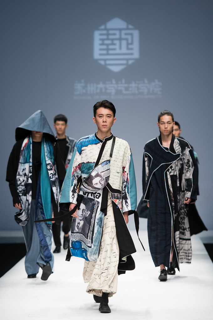 Potongan leher Changshan dengan cutting asimetris ditambah hiasan print serta print fanny pack membuat sentuhan kekinian. (Foto: Zhangjin_net / Shutterstock.com)