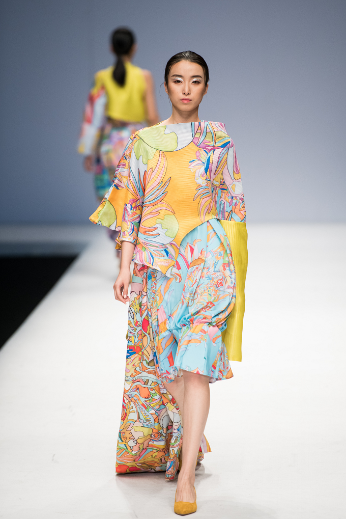 Cutting neck line sabrina memberikan kesan mewah pada dress paduan pastel dengan kuning di acara China Graduate Fashion Week 2019 - School of Arts of Soochow University, Runway, 15 Mei 2019, di Beijing, China. (Foto: Zhangjin_net / Shutterstock.com)
