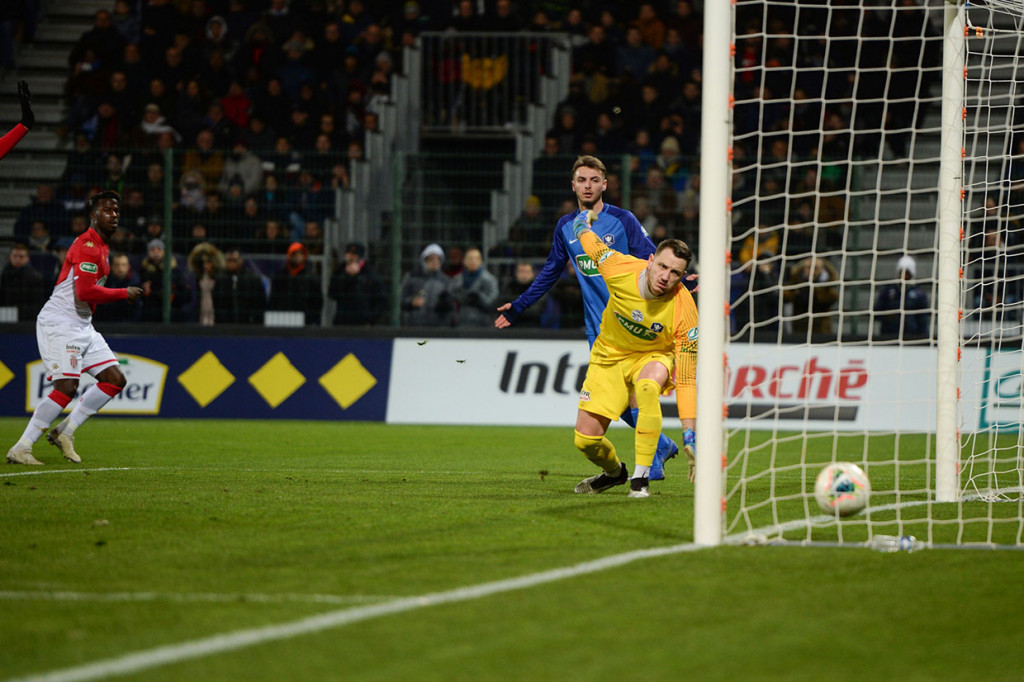 Keita Balde membuka keran gol bagi AS Roma saat laga baru berjalan 11 menit. Gol terjadi ketika ia melakukan 'rebound' setelah sundulan Stevan Jovetic dimentahkan oleh kiper Charles-Henri Chatelin. 