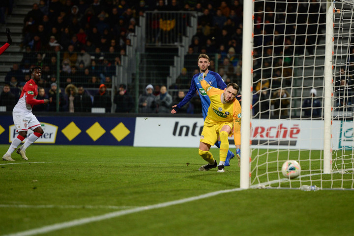 Keita Balde membuka keran gol bagi AS Roma saat laga baru berjalan 11 menit. Gol terjadi ketika ia melakukan 'rebound' setelah sundulan Stevan Jovetic dimentahkan oleh kiper Charles-Henri Chatelin. 