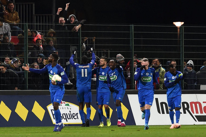 Saint-Pryve Saint-Hilaire, yang mengalahkan klub Ligue 1 Toulouse 1-0 di babak 64 besar, dapat memperkecil kekalahan enam menit menjelang babak kedua usai melalui Carnejy Antoine. 