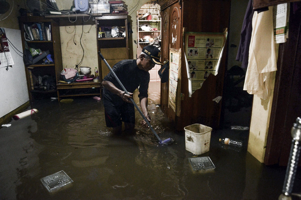 Warga membersihkan sampah di dalam rumahnya yang terendam banjir di Kampung Buaran Jaya, Harapan Mulya, Bekasi, Jawa Barat, Selasa, 21 Januari 2020. 