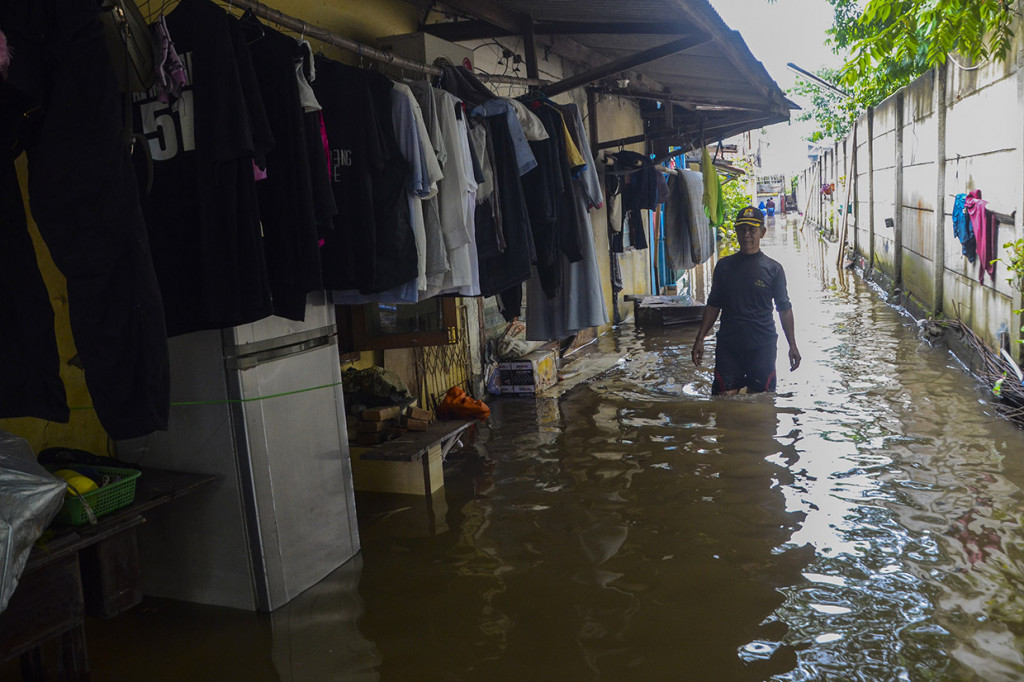 Menurut warga, banjir memasuki rumah warga pada Selasa dini hari sekitar pukul 04.00 WIB akibat curah hujan tinggi dan saluran drainase yang buruk.