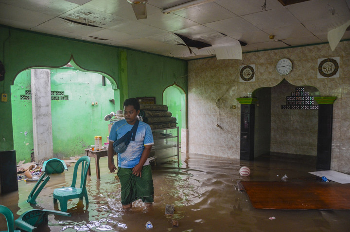Tinggi air yang menggenangi Kampung Buaran Jaya, Harapan Mulya, Bekasi berkisar antara 60-90 sentimeter.