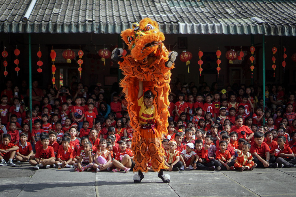 Atraksi barongsai menghibur siswa pada peringatan Tahun Baru Imlek di SD Warga, Jalan Juanda Solo, Jawa Tengah, Selasa, 21 Januari 2020. 