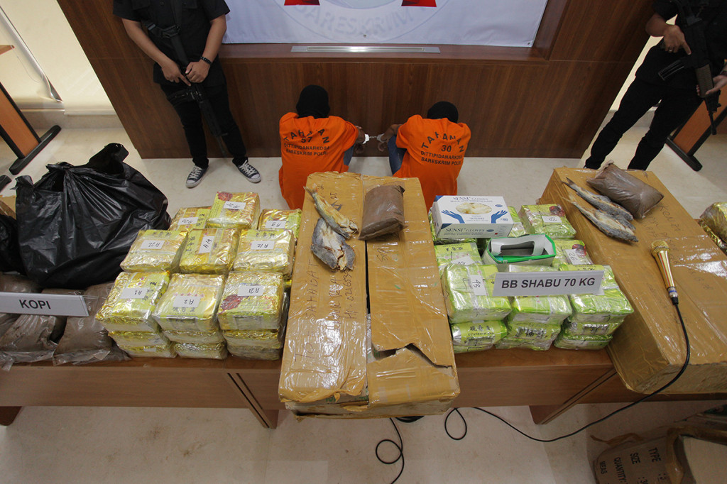 Dua orang tersangka dan barang bukti dihadirkan saat konferensi pers pengungkapan pengiriman narkoba jaringan internasional Malaysia-Sumatera-Jakarta, di Bareskrim Polri, Jakarta.