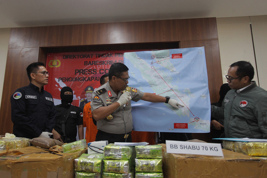 Pengiriman narkoba jenis sabu sebanyak 70 kg tersebut menggunakan modus pengiriman dalam kemasan kopi dan ikan asin untuk mengelabuhi petugas.