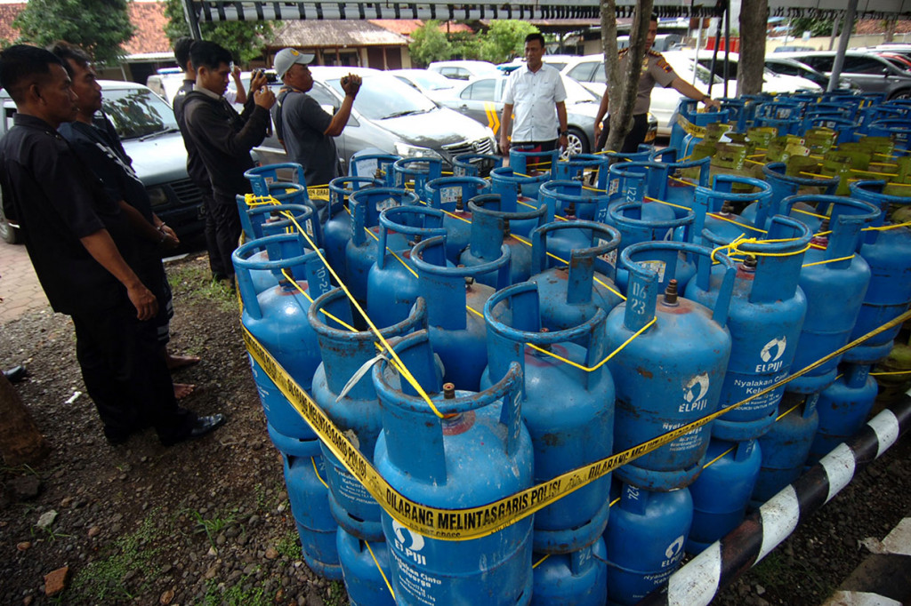 Satreskrim Polres Pemalang berhasil mengamankan tersangka IA (39) dengan satu karyawannya ketika melakukan pengoplosan tabung gas elpiji bersubsidi tiga kilogram ke dalam tabung gas 12 kilogram di Petarukan, Pemalang. Polisi mengamankan barang bukti 87 tabung elpiji tiga kilogram, 190 tabung elpiji 12 kilogram, segel, dan peralatan pengoplosan.