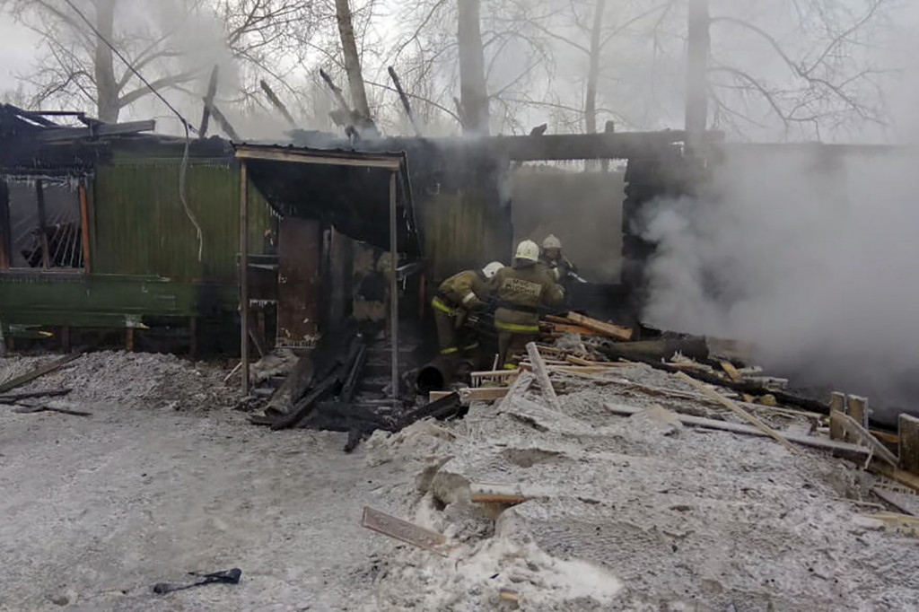 Sebelas orang termasuk 10 pekerja Uzbekistan tewas setelah api menghanguskan gubuk kayu yang mereka huni di sebuah desa terpencil di wilayah Siberia di Tomsk, Selasa, 21 Januari 2020. 