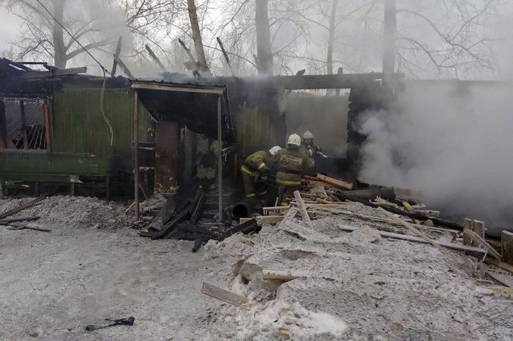 Sebelas orang termasuk 10 pekerja Uzbekistan tewas setelah api menghanguskan gubuk kayu yang mereka huni di sebuah desa terpencil di wilayah Siberia di Tomsk, Selasa, 21 Januari 2020. 