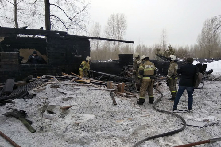 Kebakaran terjadi di sebuah pabrik penggergajian kayu milik pribadi di permukiman Prichulymsky. Pondok kayu itu digunakan untuk menampung pekerja, namun kondisinya di bawah standar.