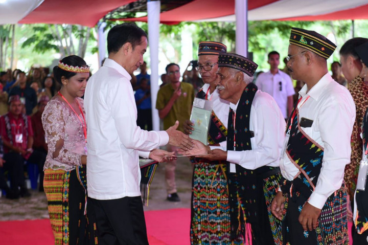 Presiden Joko Widodo menyerahkan sertifikat hak atas tanah kepada warga di Kantor Bupati Manggarai Barat, Kecamatan Komodo, Kabupaten Manggarai Barat, Selasa, 21 Januari 2020.