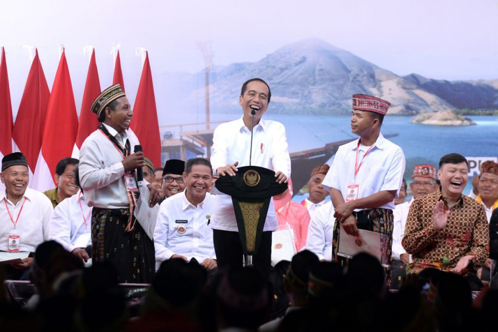 Seperti biasa di sela-sela acara, Presiden Jokowi mengundang warga penerima sertifikat untuk naik ke atas panggung untuk menjawab kuis darinya. Tak jarang, jawaban mereka mengundang gelak tawa.