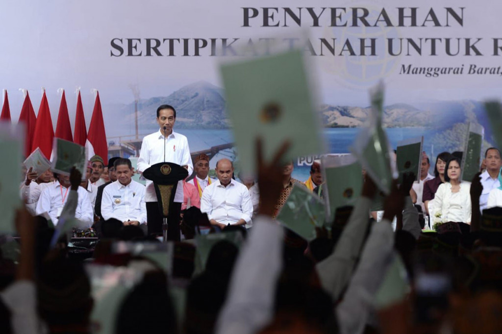 Minimnya penyerahan sertifikat kepada masyarakat juga dikarenakan sebelumnya pemerintah hanya mengeluarkan sekitar 500-600 ribu sertifikat setiap tahunnya. Maka itu, Pemerintah meluncurkan program prioritas nasional berupa percepatan Pendaftaran Tanah Sistematis Lengkap (PTSL). “Saat itu saya perintah pada menteri, siapkan 2017 saya minta 5 juta harus keluar dari Kantor BPN, bukan 500 ribu lagi. Caranya seperti apa? Pak Menteri yang cari agar 5 juta itu keluar. Tahun 2018, 7 juta minta keluar sertifikat, 2019, 9 juta harus keluar. Mungkin ini Kantor BPN enggak tidur semua, enggak apa, yang jelas rakyat harus dilayani,” paparnya.