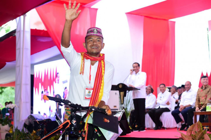 Keceriaan warga usai mendapat hadiah sepeda setelah menjawab kuis dari Presiden Jokowi.