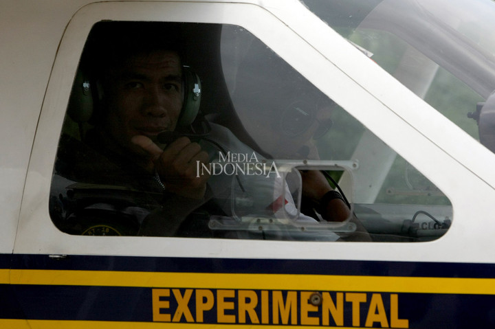 Berbekal pengetahuan dari YouTube dan modal sekitar Rp30 juta, Haerul mengumpulkan barang-barang bekas untuk merakit pesawat terbang. Dia menggunakan aluminium untuk membuat kerangka pesawat. Setidaknya 50 kg aluminium dia gunakan untuk membangun pesawat tersebut. Dengan bantuan dari beberapa teman, Haerul membangun pesawatnya selama dua bulan lebih. Pesawat itu punya satu baling-baling kayu, tiga roda, sayap utama, sayap tegak, dan sayap ekor.