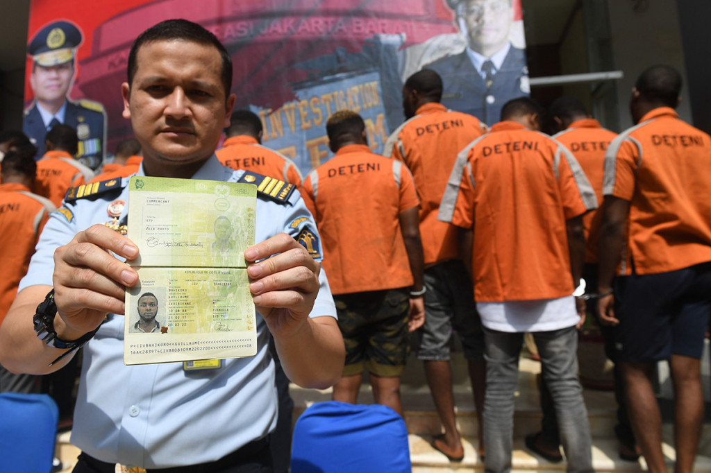 Petugas menunjukkan barang bukti paspor sejumlah warga negara asing (WNA) yang berhasil diamankan Imigrasi Jakarta Barat dalam rilis di Jakarta. 