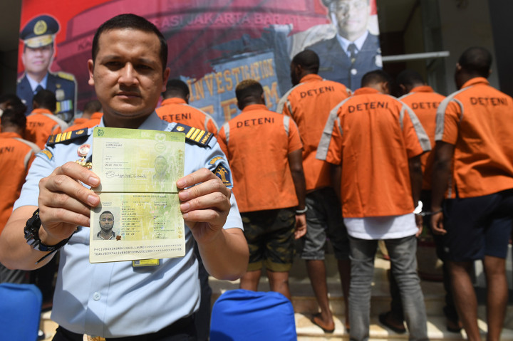 Petugas menunjukkan barang bukti paspor sejumlah warga negara asing (WNA) yang berhasil diamankan Imigrasi Jakarta Barat dalam rilis di Jakarta. 