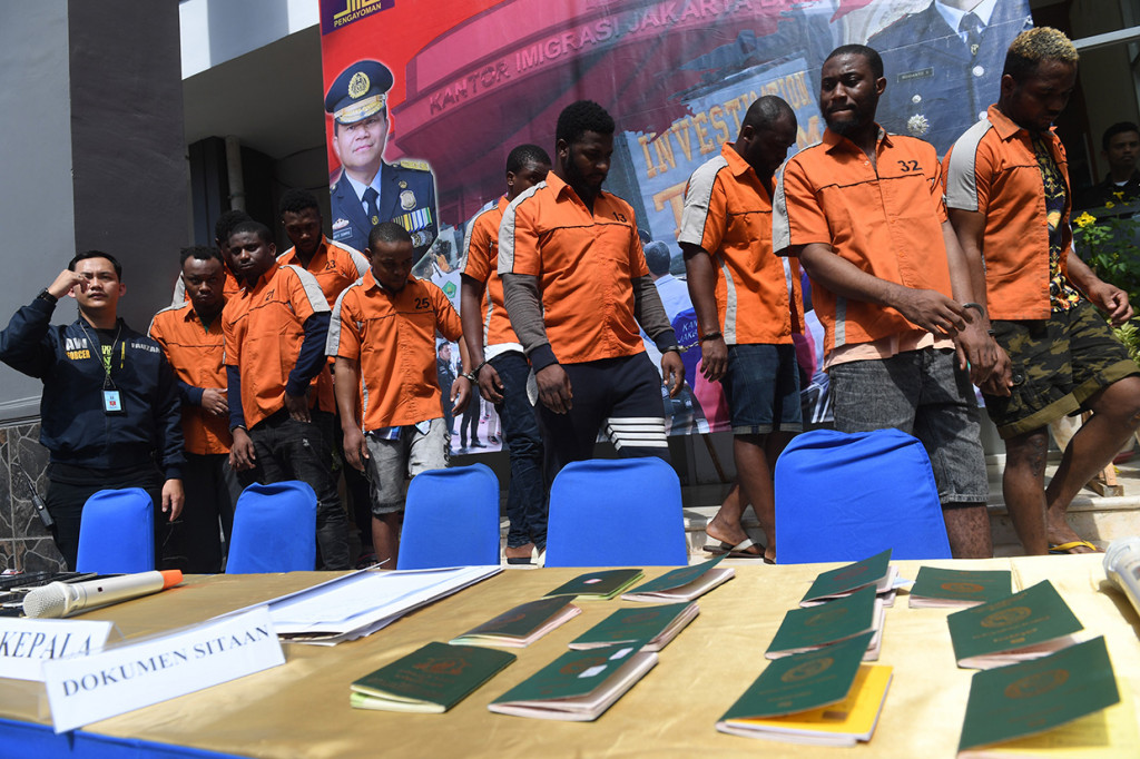 Sebanyak 13 orang WNA asal negara-negara Afrika seperti Nigeria, Pantai Gading dan Guinea-Bissau diamankan pihak Imigrasi karena melanggar ketentuan keimigrasian. 