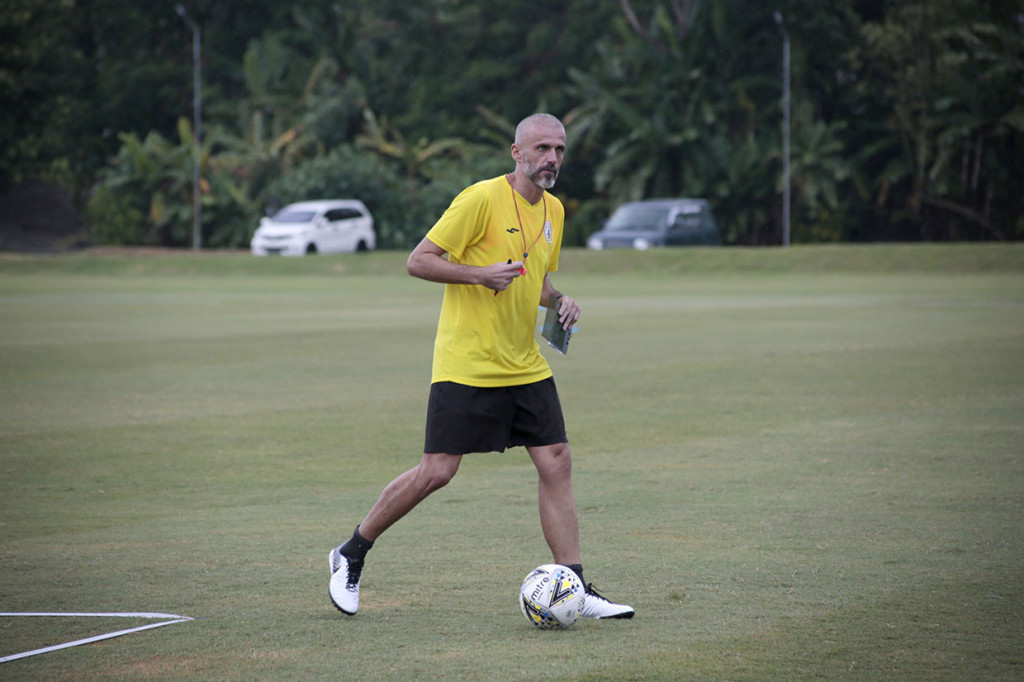 Pelatih baru PS Sleman Eduardo Perez Moran (tengah) memberi arahan saat latihan perdana PS Sleman di lapangan Yogyakarta Independent School, Sleman, DI Yogyakarta. 