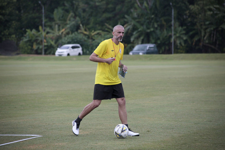 Pelatih baru PS Sleman Eduardo Perez Moran (tengah) memberi arahan saat latihan perdana PS Sleman di lapangan Yogyakarta Independent School, Sleman, DI Yogyakarta. 