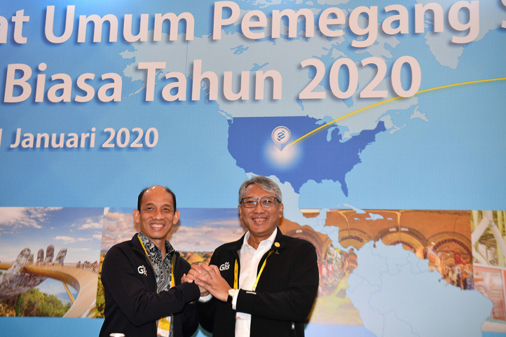 Komisaris Utama PT Perusahaan Gas Negara Tbk (PGN) terpilih Arcandra Tahar (kiri) berjabat tangan dengan Direktur Utama PGN Gigih Prakoso Soewarto seusai Rapat Umum Pemegang Saham Luar Biasa di Auditorium PGN, Jakarta.
