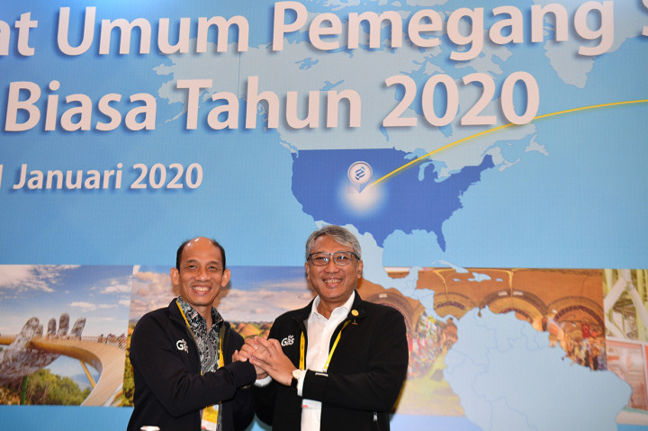 Komisaris Utama PT Perusahaan Gas Negara Tbk (PGN) terpilih Arcandra Tahar (kiri) berjabat tangan dengan Direktur Utama PGN Gigih Prakoso Soewarto seusai Rapat Umum Pemegang Saham Luar Biasa di Auditorium PGN, Jakarta.
