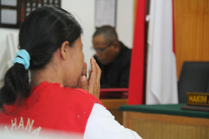 Pengadilan Negeri Kelas IA Dumai memvonis Rosmawati Br Sitompul dengan hukuman satu tahun penjara karena terbukti bersalah membersihkan lahan untuk mendirikan pondok tempat tinggalnya dengan cara dibakar pada 19 September tahun lalu di Kecamatan Dumai Selatan. Vonis tersebut lebih ringan enam bulan dari tuntutan jaksa. 