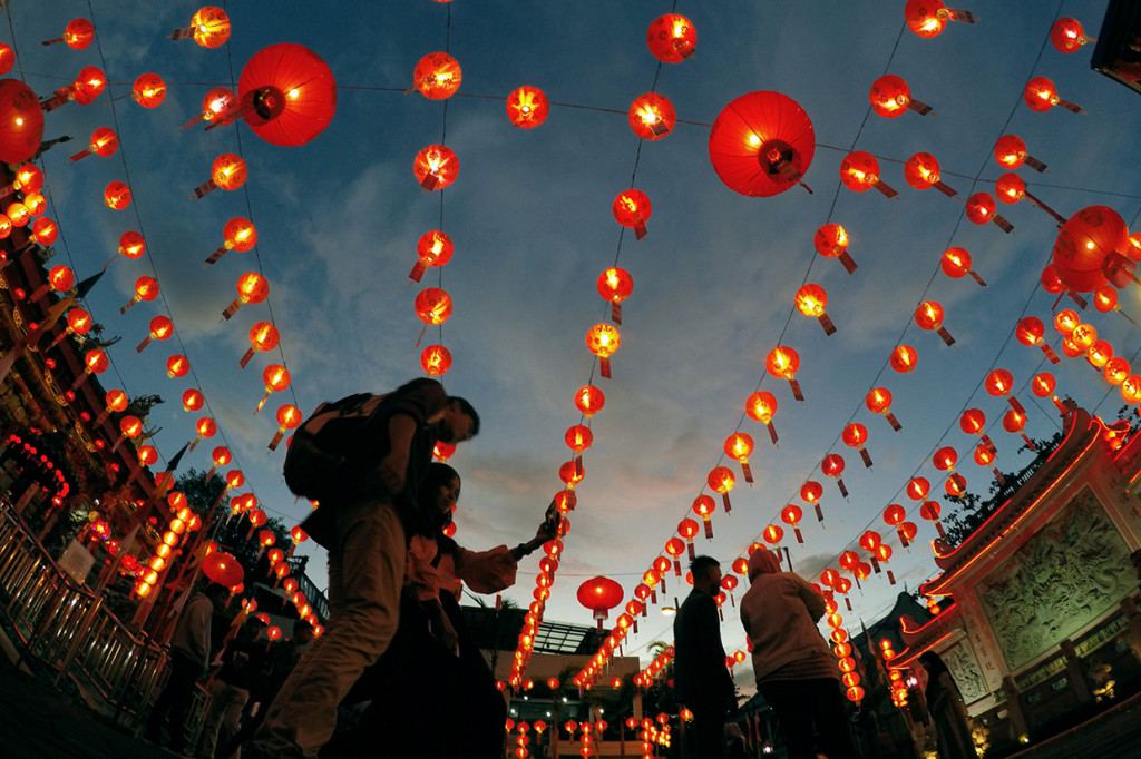 Menjelang tahun baru Imlek 2571, klenteng tertua tersebut ramai didatangi pengunjung untuk berwisata sekaligus menikmati cahaya ratusan lampion. 
