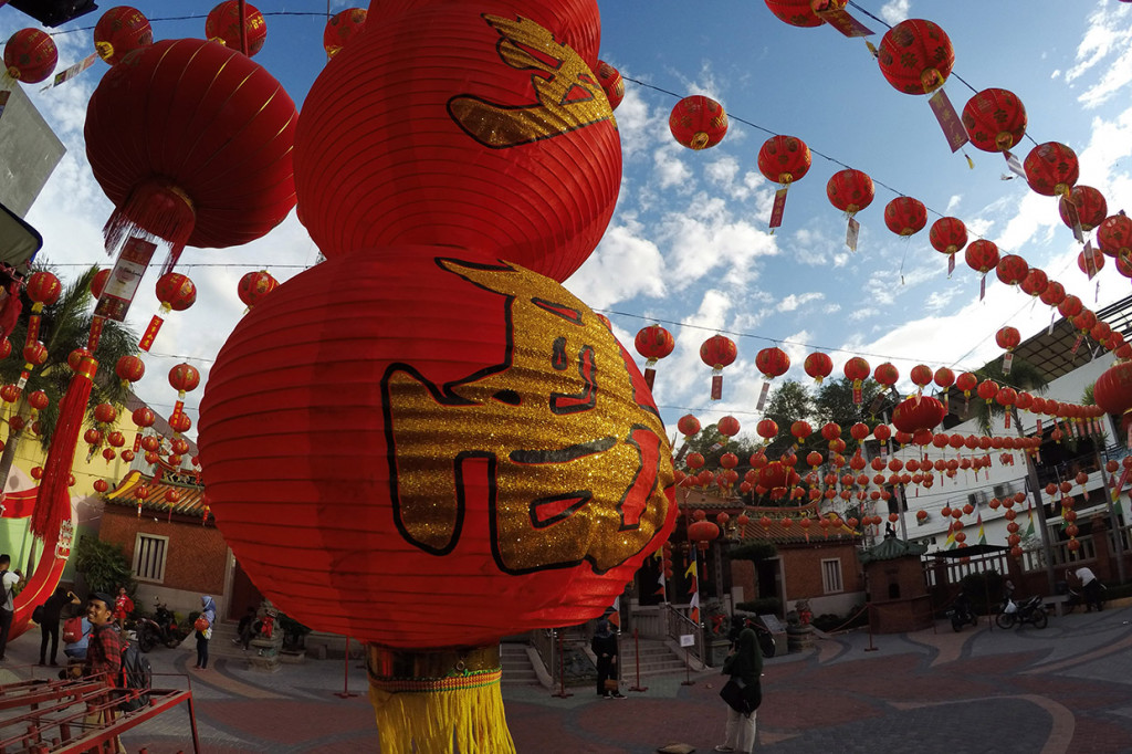 Pengunjung kelenteng tidak hanya berasal dari Kota Padang, namun juga dari luar kota. Mereka bukan hanya warga keturunan Tionghoa yang ke kelenteng untuk bersembahyang, namun juga orang Muslim yang sekadar berfoto di depan kelenteng itu.