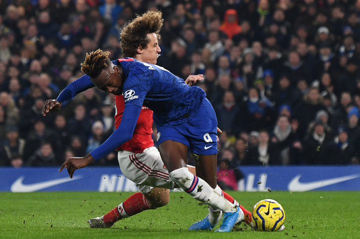 Arsenal kebobolan lebih dulu di babak pertama lewat titik putih. Tendangan penalti diberikan setelah David Luiz menjegal Tamy Abraham dari belakang.
