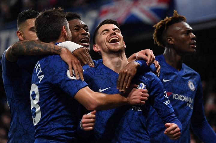 Pemain Chelsea Jorginho bertama timnya melakukan selebrasi usai mencetak gol lewat tendangan penalti ke gawang Arsenal.