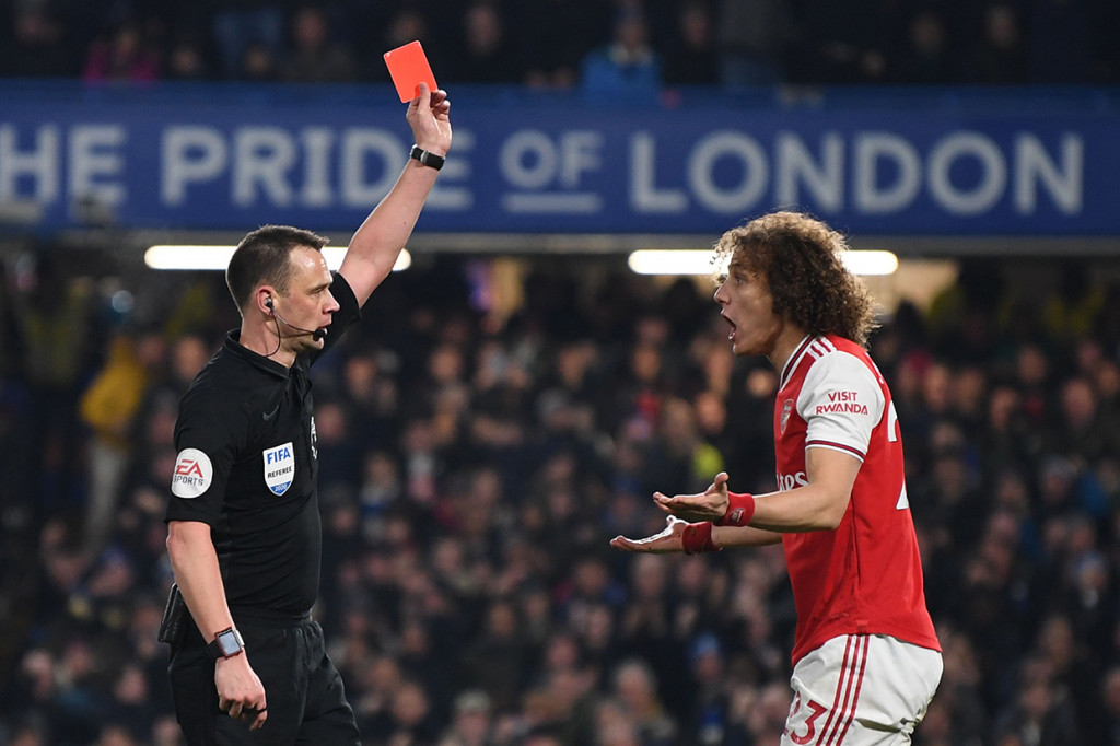 Sementara Luiz harus keluar lapangan usai diganjar kartu merah langsung.