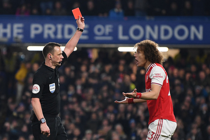Sementara Luiz harus keluar lapangan usai diganjar kartu merah langsung.