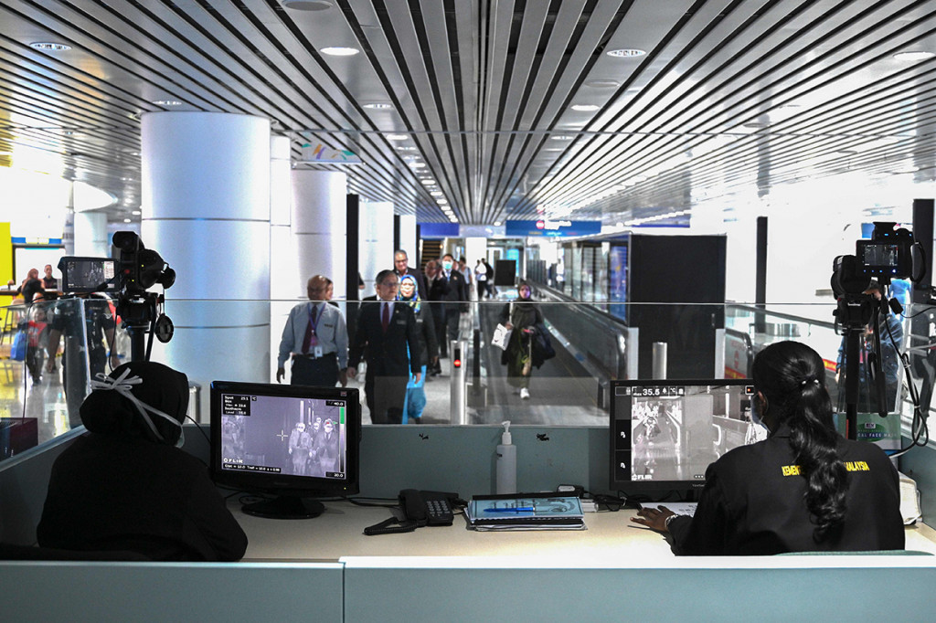 Pemerintah Malaysia mulai mengoperasikan alat pemindai suhu tubuh untuk mengantisipasi penyebaran virus korona yang kian masif di Tiongkok.
