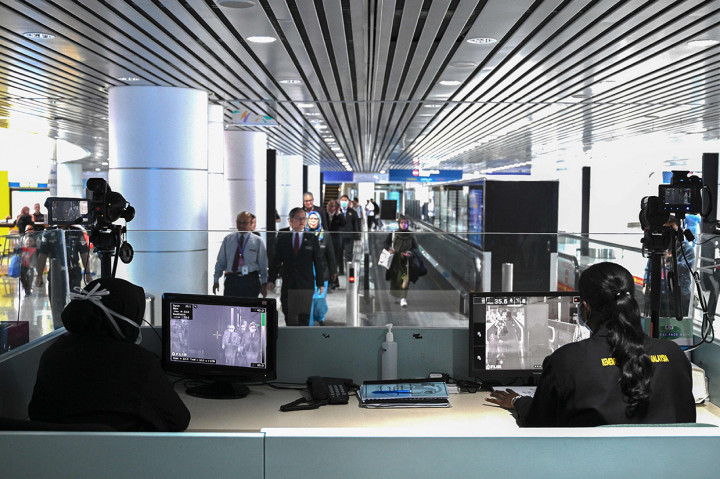 Pemerintah Malaysia mulai mengoperasikan alat pemindai suhu tubuh untuk mengantisipasi penyebaran virus korona yang kian masif di Tiongkok.
