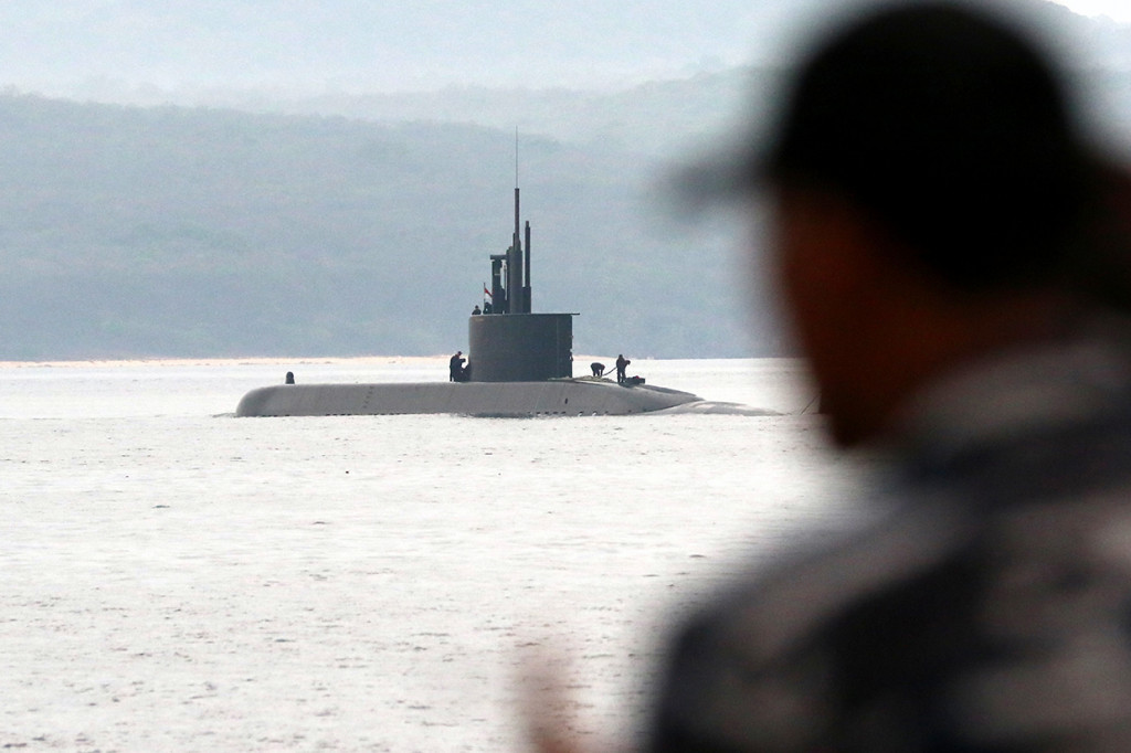 Kapal selam Alugoro melakukan uji coba Nomilan Diving Depth (NDD) di Selat Bali, terlihat dari Banyuwangi, Jawa Timur, Selasa, 21 Januari 2020. 